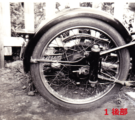 古いバイクのフィルム白黒写真（後部）