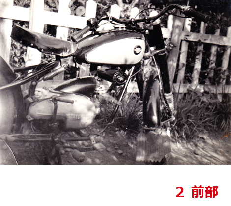 古いバイクのフィルム白黒写真（前部）