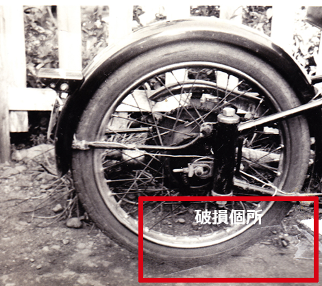 古いバイクのフィルム白黒写真（後部／修正前）