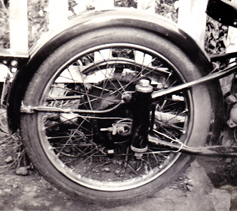 古いバイクのフィルム白黒写真（後部／修正後）
