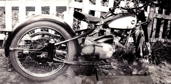 古いバイクのフィルム白黒写真（前後合成）